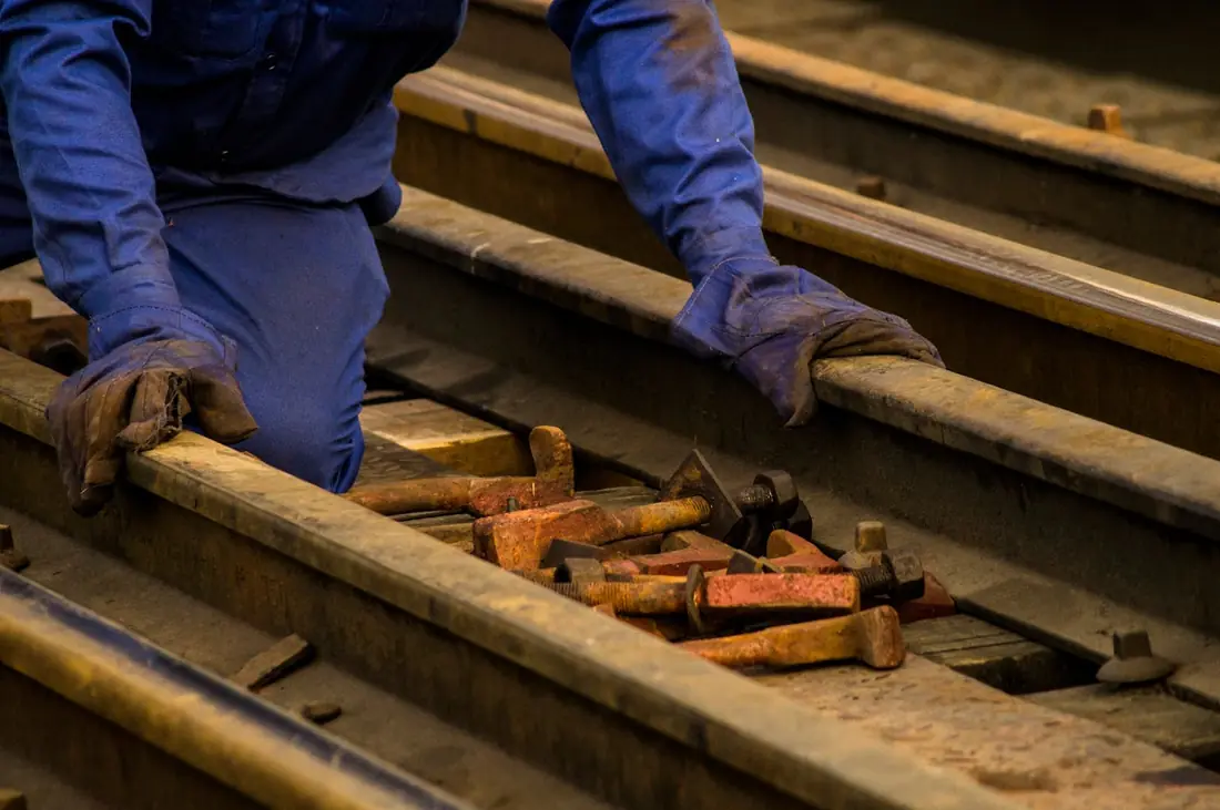 Mains gantées d'un ouvrier ferroviaire au travail, formation SECUFER Marseille